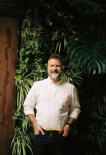 Nick Butler, a las puertas de una librería en Barcelona.