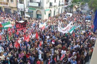 Asistentes a la manifestación contra la guerra, ayer, en la plaza del Ayuntamiento de Morón.