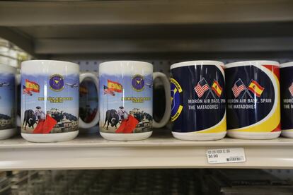 Tazas de recuerdo en el supermercado del interior de la base militar de Morón.