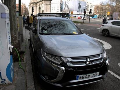 Coche eléctrico en una estación de carga, en Madrid