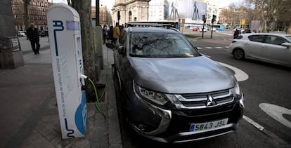 Coche eléctrico en una estación de carga, en Madrid