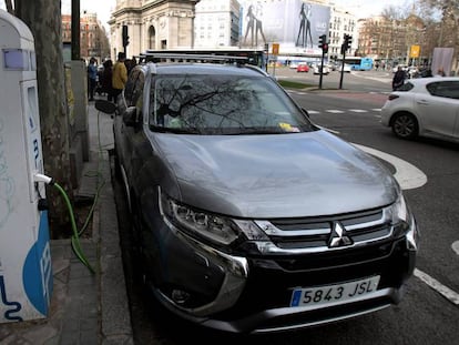  Coche eléctrico en una estación de carga, en Madrid. 