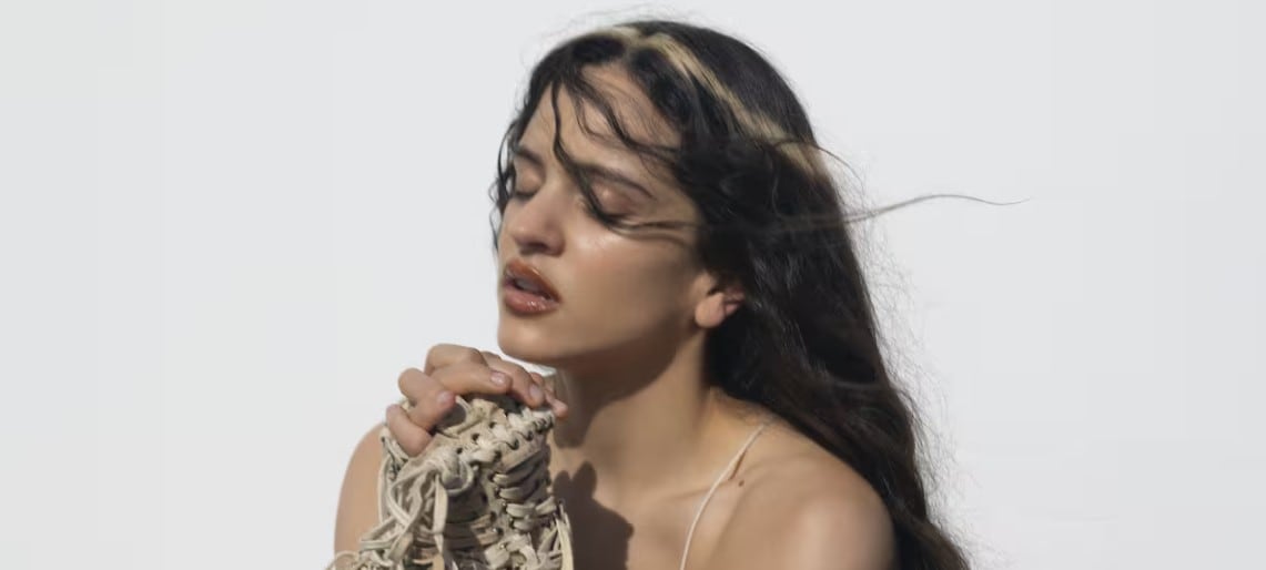 Un Rolls Royce en llamas y levitaciones en el desierto: Rosalía estrena el videoclip de ‘Sauvignon Blanc’