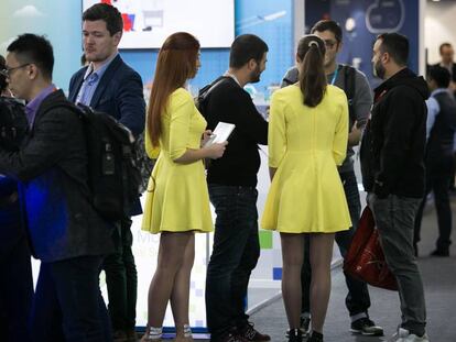 Dues hostesses treballen durant el Mobile World Congress.