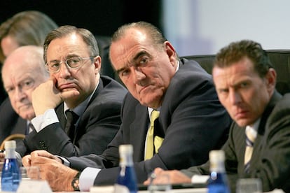 De izq. a dcha., el ex jugador del Real Madrid, Alfredo Di Stefano, el presidente del Real Madrid, Florentino Pérez, Fernando Fernández Tapias, y el vicepresidente del club, Emilio Butragueño, durante una asamblea del Real Madrid