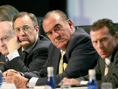 De izq. a dcha., el ex jugador del Real Madrid, Alfredo Di Stefano, el presidente del Real Madrid, Florentino Pérez, Fernando Fernández Tapias, y el vicepresidente del club, Emilio Butragueño, durante una asamblea del Real Madrid