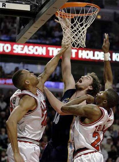 Pau Gasol, entre los jugadores de los Bulls Brown y Thomas.