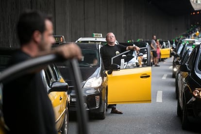 Taxistas parados en la ronda de Dalt de Barcelona.