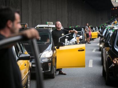 Taxistas parados en la ronda de Dalt de Barcelona.