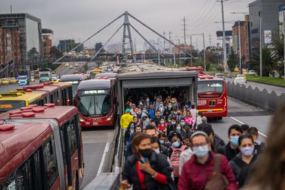 Ciudadanos se dirigen a sus trabajos por la Autopista Norte.