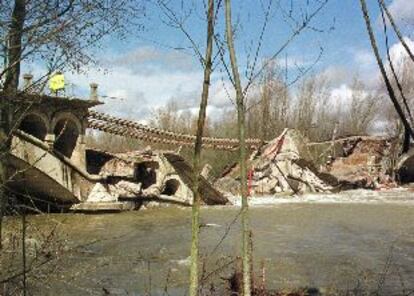 El puente ferroviario desplomado en Veguellina de Órbigo (León), al paso de un tren de mercancías.