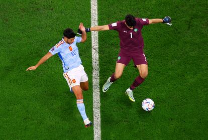 Marco Asensio presiona al portero marroquí, Bono. 