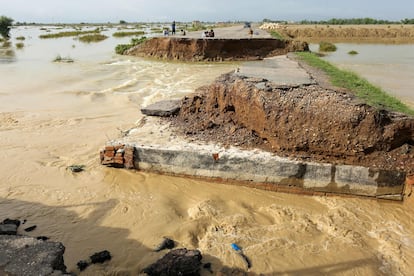 Vista de una carretera dañada por consecuencia de las fuertes lluvias monzónicas en la provincia de Punjab, el 25 de agosto. El ministro de Finanzas de Pakistán, Miftah
Ismail, afirmó este lunes que el daño económico causado por las graves inundaciones en el país se eleva a 10.000 millones de dólares, y llamó al Fondo Monetario Internacional (FMI) a liberar casi 1.200 millones
de dólares en préstamos para aliviar la crisis.