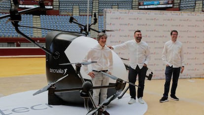 Iñaki Iglesias, Agustín Sáenz y Joseba Lasa posan junto a 'Lauren', el prototipo de aerotaxi de Tecnalia.