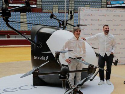 Iñaki Iglesias, Agustín Sáenz y Joseba Lasa posan junto a 'Lauren', el prototipo de aerotaxi de Tecnalia.
