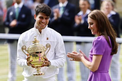 La princesa de Gales, Kate Middleton, entrega el trofeo de Wimbledon a Carlos Alcaraz. 
