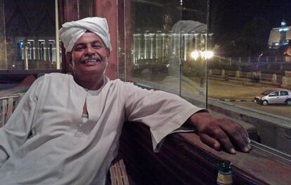 Hamam Sadik, vecino de Luxor, en un bar de la ciudad junto al templo fara&oacute;nico.