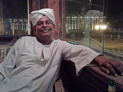 Hamam Sadik, vecino de Luxor, en un bar de la ciudad junto al templo fara&oacute;nico.