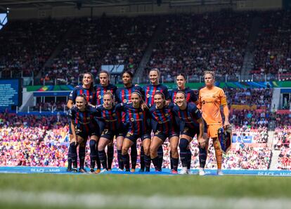Las futbolistas del FC Barcelona posan momentos antes del comienzo del partido. 