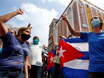 Manifestantes cubanos en La Habana se lanzan contra el Gobierno de Díaz-Canel.