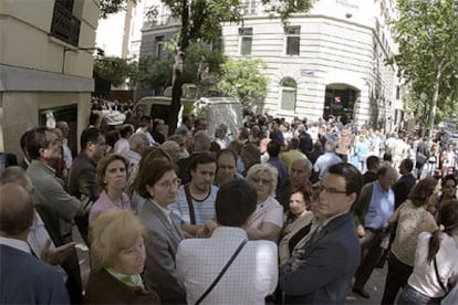 Afectados por la estafa, ayer frente a la sede de Fórum Filatélico en Madrid.