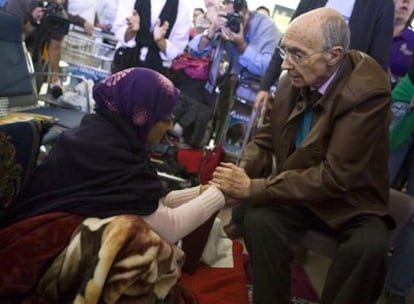 José Saramago anima a la activista saharaui Aminetu Haidar, en huelga de hambre en Lanzarote.