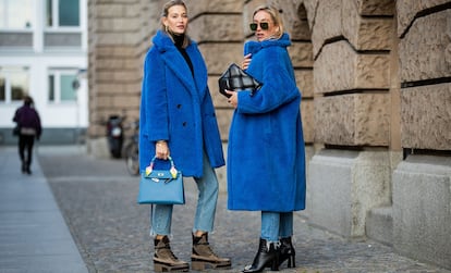 Mandy Bork lleva abrigo de Max Mara, bolso de Hermès y botas de Louis Vuitton y Sonia Lyson lleva abrigo de Max Mara, jeans de Zara, gafas de sol y bolso de Bottega Veneta y botas de Louis Vuitton.