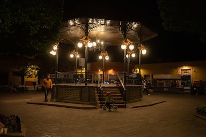 Un pianista toca 'Serenata Huasteca' de José Alfredo Jiménez en el kiosko de la plaza central de Dolores Hidalgo, el 15 de noviembre.