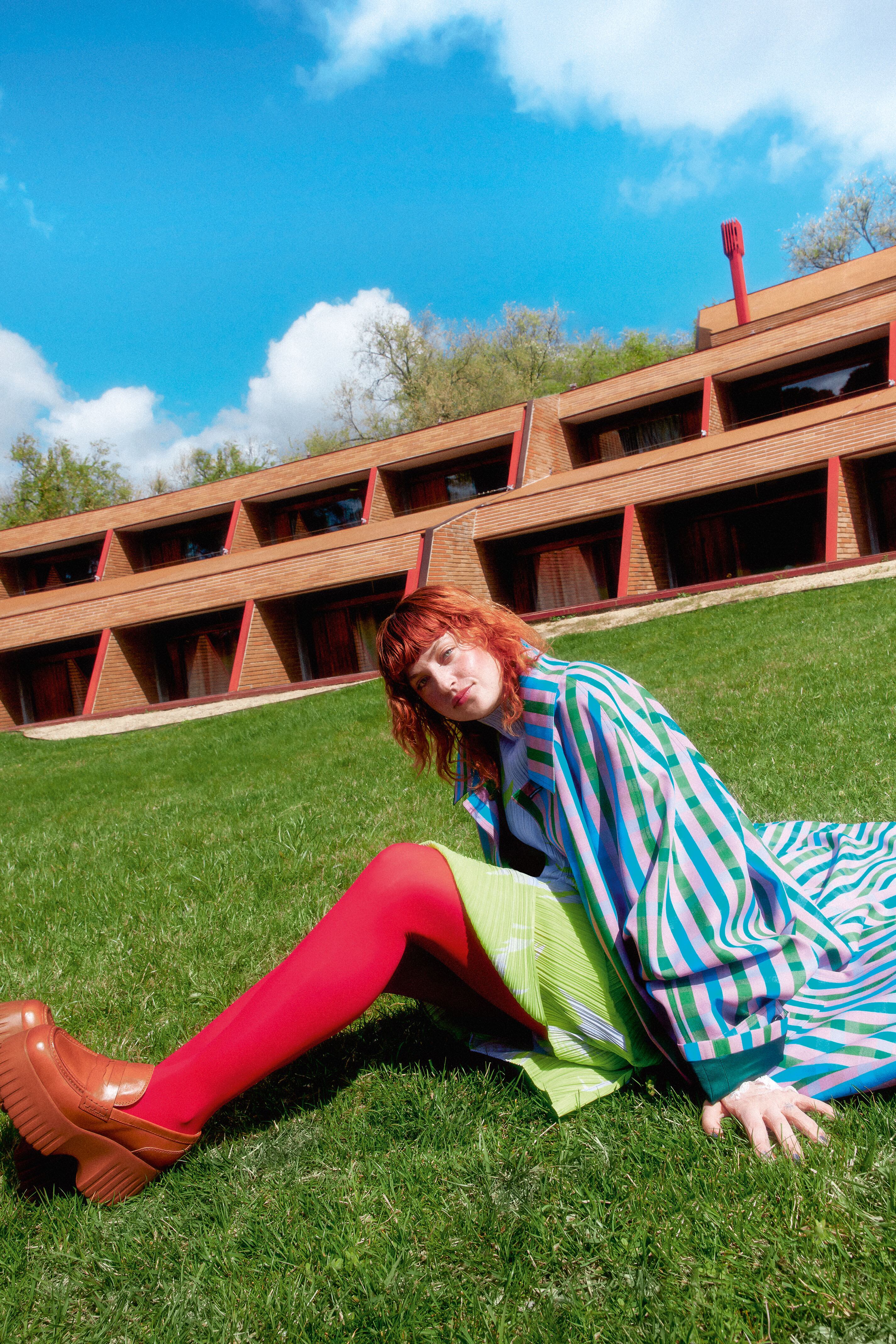 Chloé Wallace lleva vestido de ISSEY MIYAKE, abrigo de MARNI, zapatos de HOGAN y guantes de ZARA.