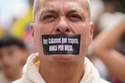 Un asistente a la marcha del silencio, en Bogotá.