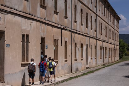 Un grupo escolar durante una visita a la zona residencial y de servicios de la Colonia Vidal.