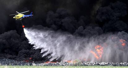 Labores de extinción en el incendio del vertedero de neumáticos de Seseña.