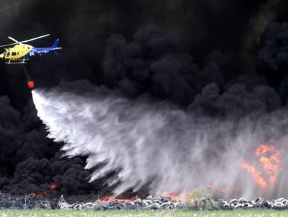 Labores de extinción en el incendio del vertedero de neumáticos de Seseña.