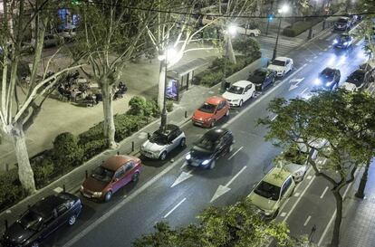 El carril bus de la calle de Guillem de Castro un viernes por la noche.