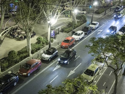 El carril bus de la calle de Guillem de Castro un viernes por la noche. 