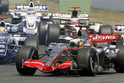 Pedro Martínez de la Rosa en su McLaren, en primer término, durante la prueba.