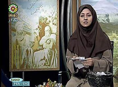 Presentadora de la televisión estatal iraní, IRIB, que se cubre con el inevitable &#39;maqnaé&#39;, una toca similar a la de las monjas.