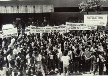 Ferramenteiros concentram-se em frente ao prédio AutoLatina, da Ford.