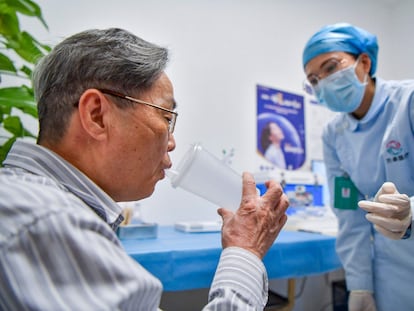 Un hombre recibe una dosis inhalable de la vacuna de la covid en Haikou, en la provincia china de Hainan, el 25 de noviembre.