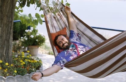 El tenor italiano Luciano Pavarotti disfrutando de unas vacaciones en su casa de Pesaro, al sur de Boloña, en julio de 1990. 