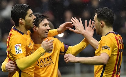 Messi celebra uno de sus goles con Munir y Su&aacute;rez. 