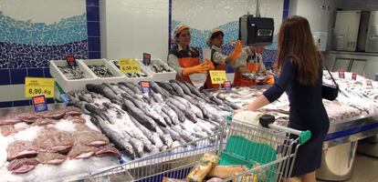 Una clienta en la pescader&iacute;a de un Mercadona.