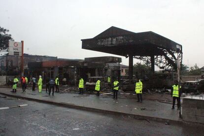 Más de 90 personas han fallecido este jueves en una explosión en una gasolinera en Accra, la capital de Ghana. Los servicios de emergencia culpan a las lluvias torrenciales que golpean el país africano para explicar el suceso. Es la peor tragedia en los últimos 14 años. En mayo de 2001 más de 120 personas murieron en una avalancha en un estadio de fútbol. En la imagen, policías ghaneses acordonan la zona del siniestro.