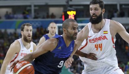 Tony Parker bota el bal&oacute;n ante Mirotic.