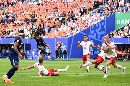 El jugador de Paises Bajos  Gakpo, marca el gol del empate ante Polonia.