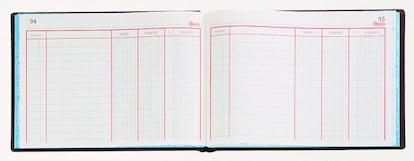 Interior de un cuaderno de ingresos y gastos.