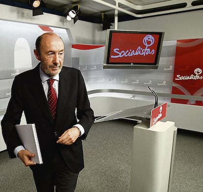 26 de mayo de 2014. Alfredo Pérez Rubalcaba, secretario general del PSOE, comparece en rueda de prensa para anunciar su retirada tras los malos resultados cosechados por el partido en las elecciones europeas.