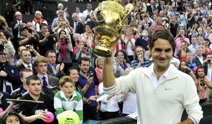 Federer, con el trofeo de Wimbledon