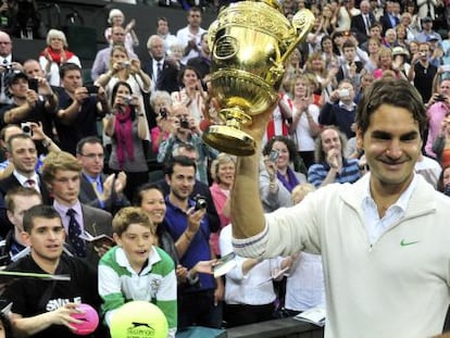 Federer, con el trofeo de Wimbledon