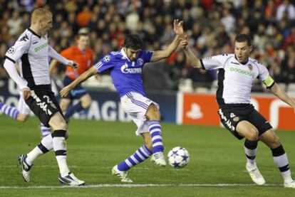 Raúl dispara a puerta entre Mathieu y David Navarro.